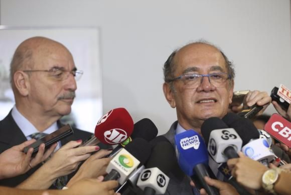 Ministro Gilmar Mendes (D) entrega ao ministro do Desenvolvimento Social e Agr�rio, Osmar Terra, dados sobre doadores de campanha que aparecem como benefici�rios do Bolsa Fam�lia (Imagem: Elza Fi�za/Ag�ncia Brasil)