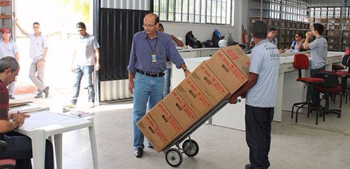Urnas eletr�nicas da capital come�am a ser distribu�das (Imagem: TRE/SE)