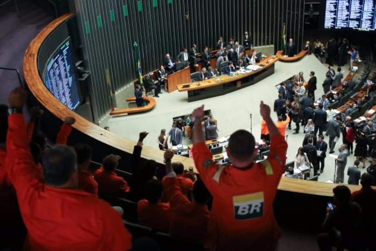 Mudan�a na lei foi aprovada na C�mara dos Deputados sob protestos de petroleiros (Imagem: Fabio Rodrigues Pozzebom/Ag�ncia Brasil)