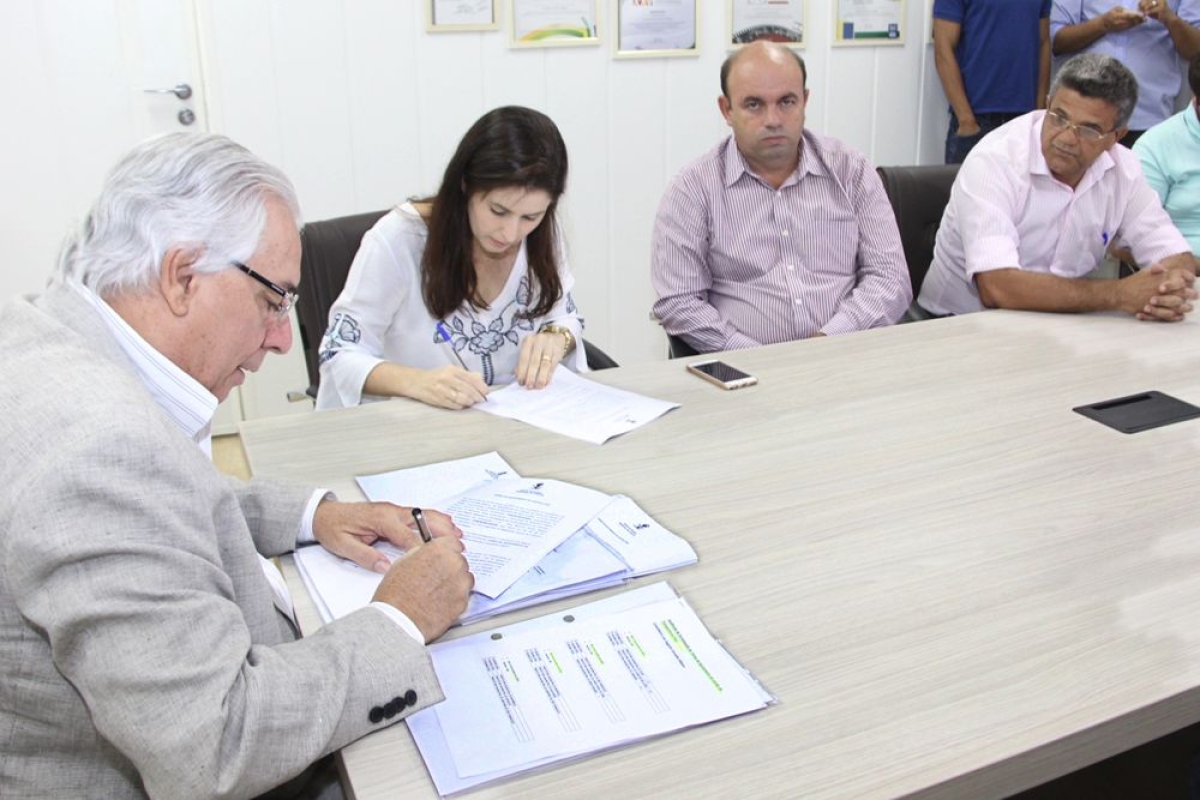 TAGs foram assinados no gabinete do conselheiro Luiz Augusto (Imagem: Cleverton Ribeiro/TCE/SE)