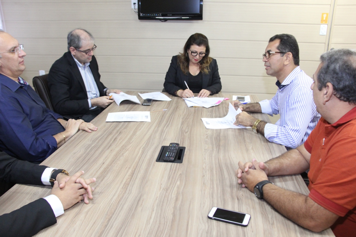 Prefeitos de cinco munic�pios assinam TAG para elevar �ndices de transpar�ncia (Imagem: Cleverton Ribeiro/TCE/SE)