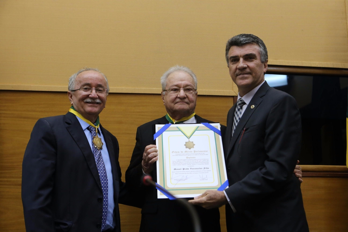 Manoel Prado Vasconcelos Filho recebe a Medalha de M�rito Parlamentar (Imagem: C�sar de Oliveira/Ag�ncia Alese)
