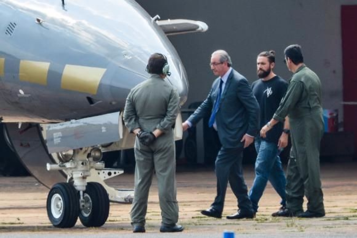 O ex-presidente da C�mara dos Deputados, Eduardo Cunha, embarca para Curitiba ap�s ser preso pela Pol�cia Federal (Imagem: Wilson Dias/Ag�ncia Brasil)