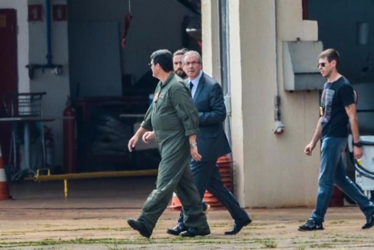 O ex-presidente da C�mara dos Deputados, Eduardo Cunha, embarca para Curitiba ap�s ser preso pela Pol�cia Federal (Imagem: Wilson Dias/Ag�ncia Brasil)