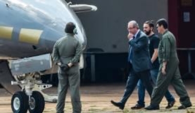 Eduardo Cunha, embarca para Curitiba ap�s ser preso pela Pol�cia Federal (Imagem: Wilson Dias/Ag�ncia Brasil)