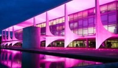 Palcio do Planalto com iluminao cor-de-rosa para a campanha Outubro Rosa, que alerta para a preveno do cncer de mama (Imagem: Valter Campanato/Agncia Brasil)